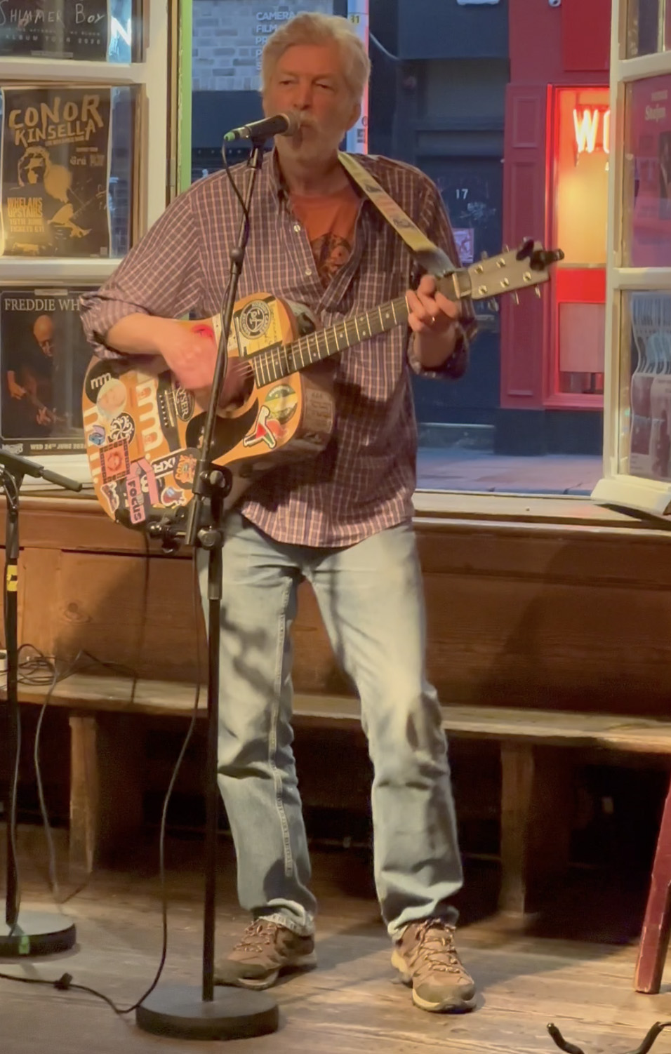 Jonathan Ochshorn singing at Whelans Song Cycle singer-songwriter night